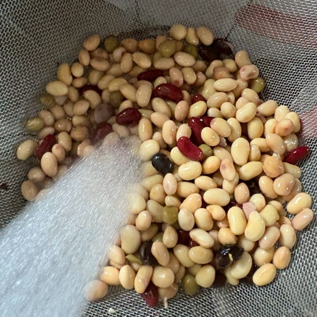 豆は袋から開けて一度サッと水で流し、この時に皮があったら取り除きます。