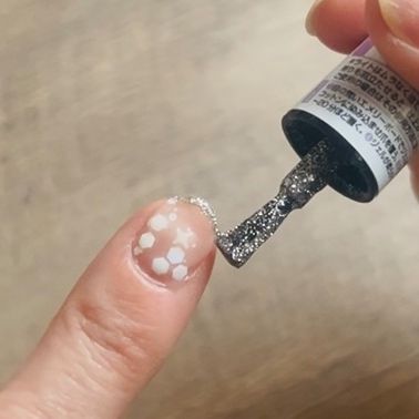 爪先にシルバーのグリッターを効かせて