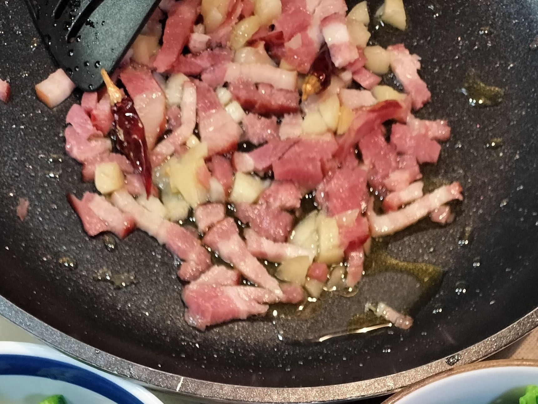 2.フライパンに、材料●を入れる→弱火で炒める（にんにくに火が通り、にんにくとベーコンの香ばしい香りが出てくるまで）