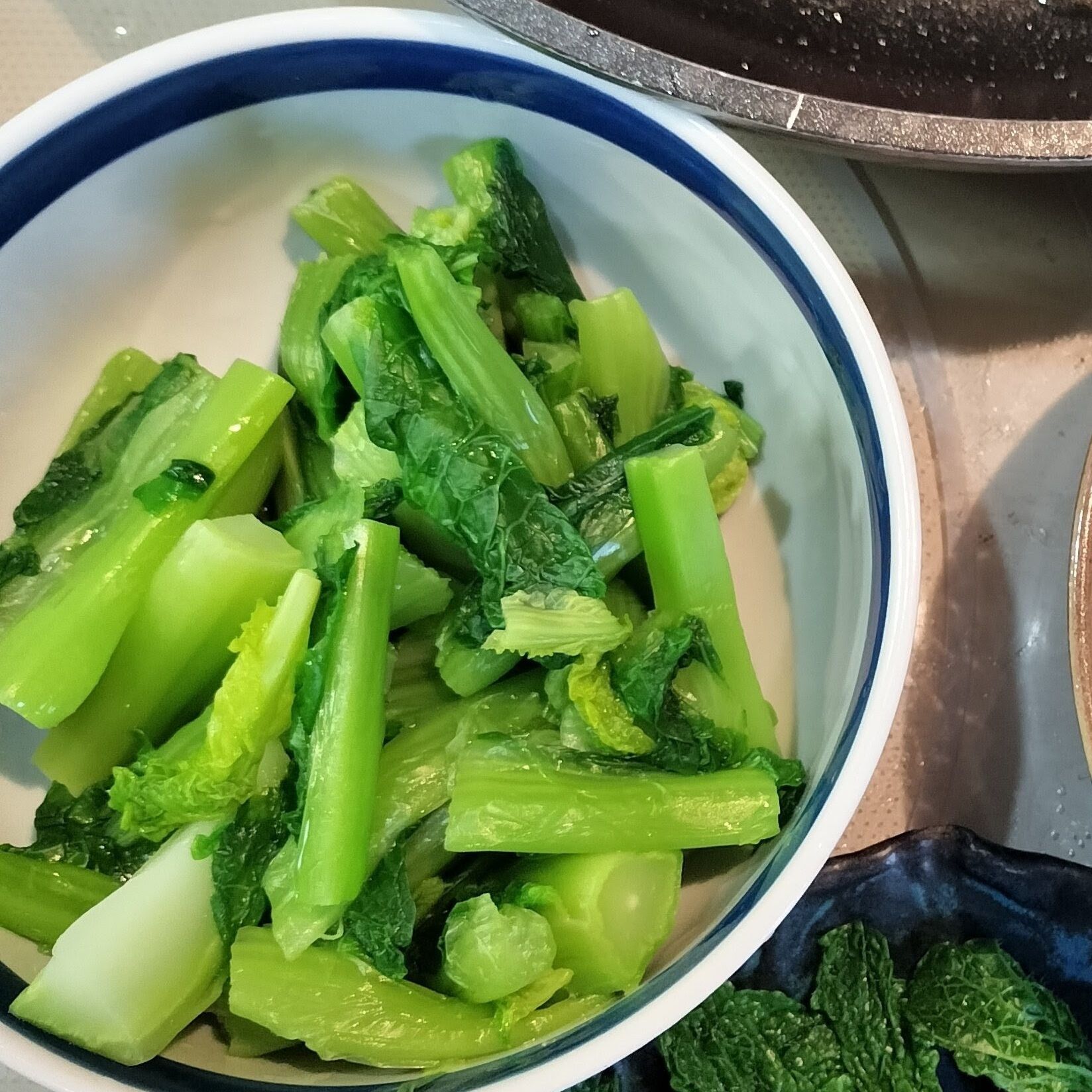 4.サッと茹でた菜花を流水で冷ます→しっかり水気をきる→食べやすい長さに切る→茎部分・葉部分・蕾部分に分けておく