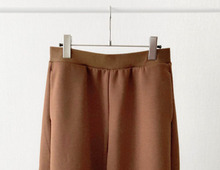 【ユニクロ】細見え＆脚長効果アリ！大人気「カーブパンツ」がついに値下げ！40代女子にもおすすめです♡