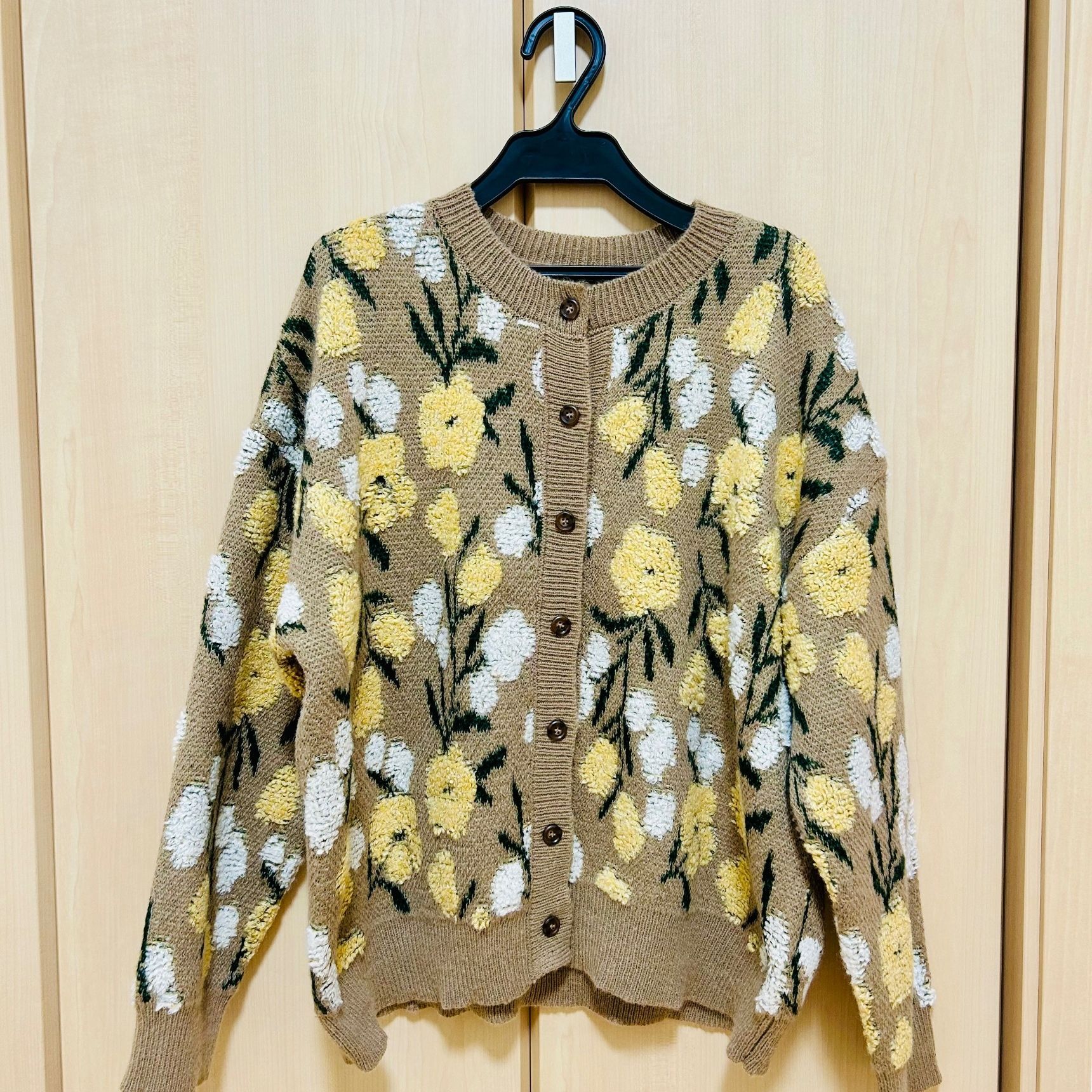 冬コーデがパッと華やかに！花柄カーディガン