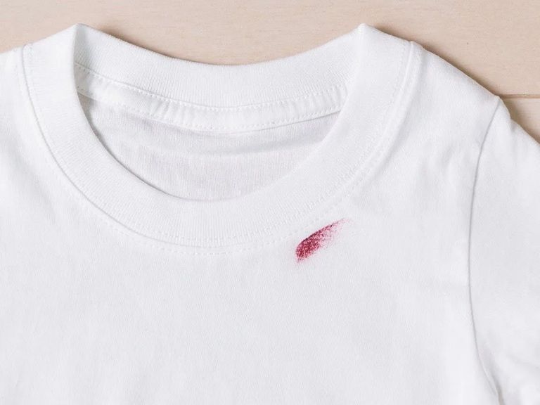 このタイプのシミ、水でぬらしたら一発でアウト！油性汚れがついた服にまずやること