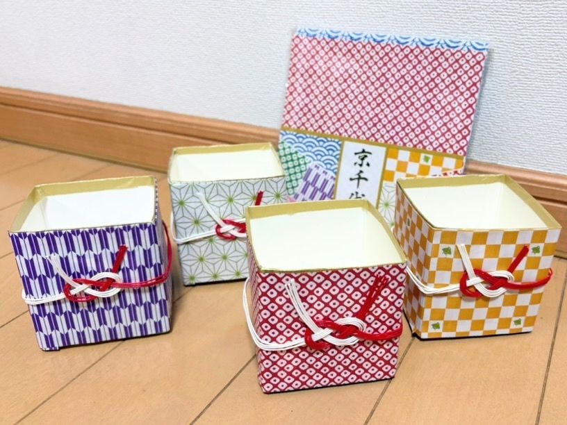 牛乳パックをカットして折り紙を貼ります