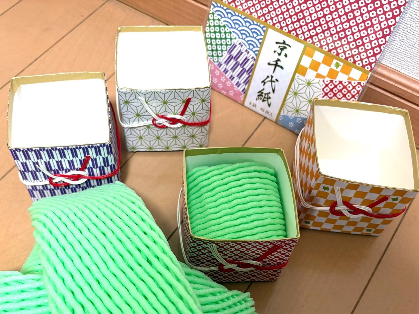 緩衝材を三つ折りにして牛乳パックの中に入れます