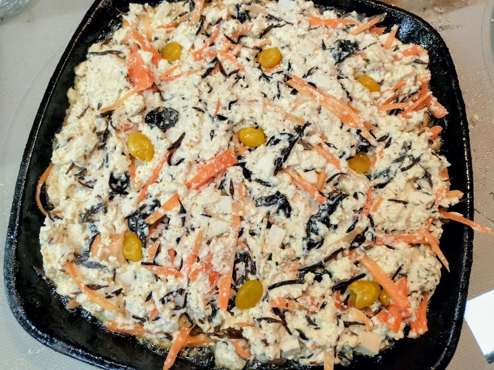 2、鉄フライパンを熱し、ごま油を入れる→手順1の生地を入れて、フライパン全体に広げる→銀杏を均等に置く→中火で焼き色がつくまで焼く