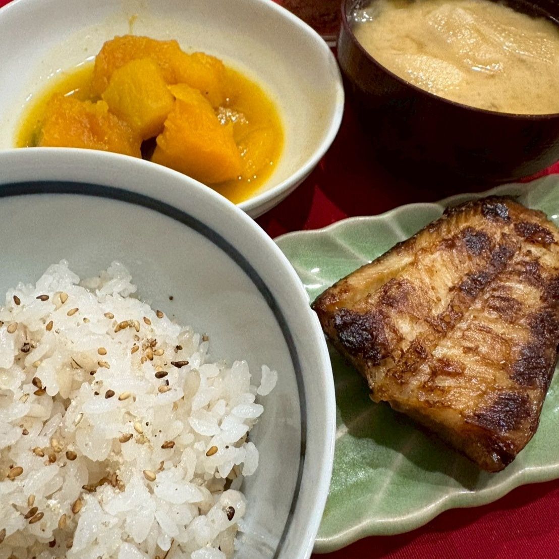 年末年始のご馳走の合間にはこんな普通の晩御飯で一休みしています