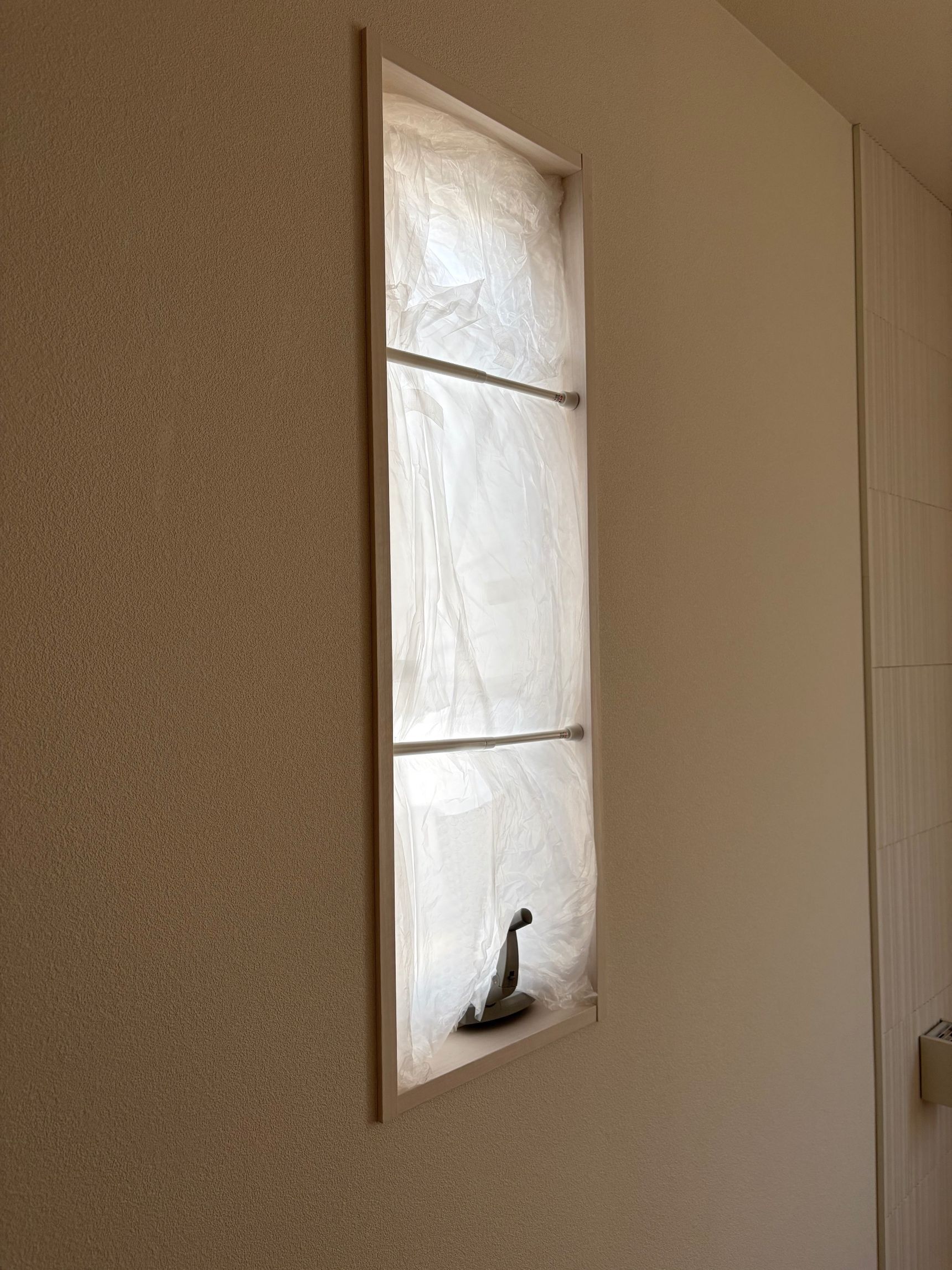 【光熱費節約】暖房効率アップ！結露も防ぐ 100均で作る『お手軽二重窓』