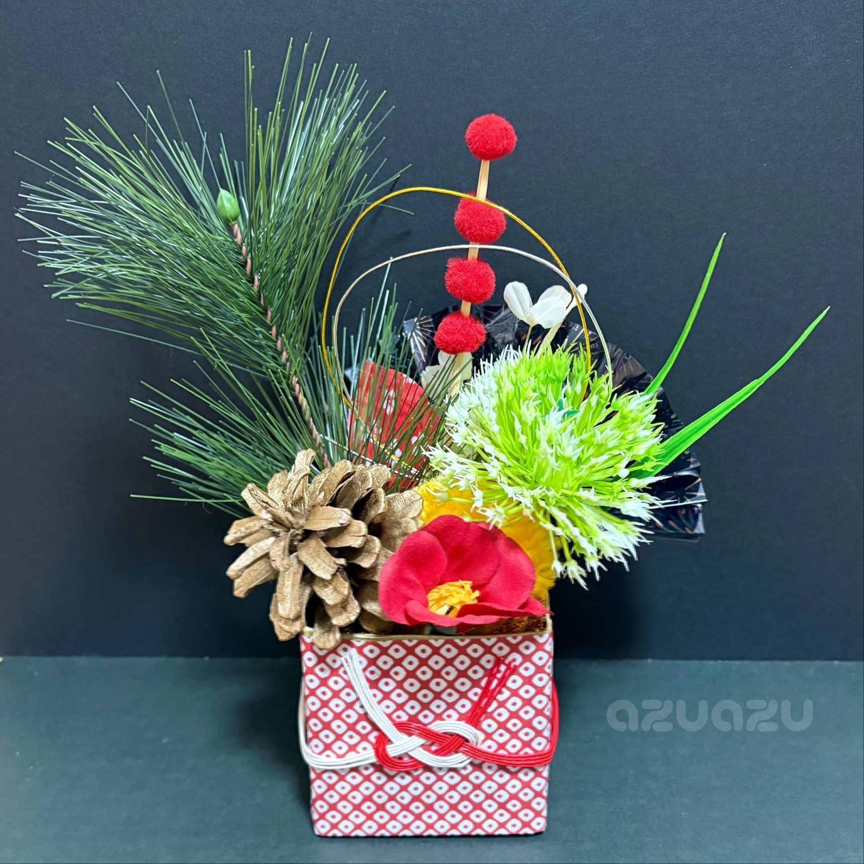 松ぼっくりや金銀の水引を飾ります