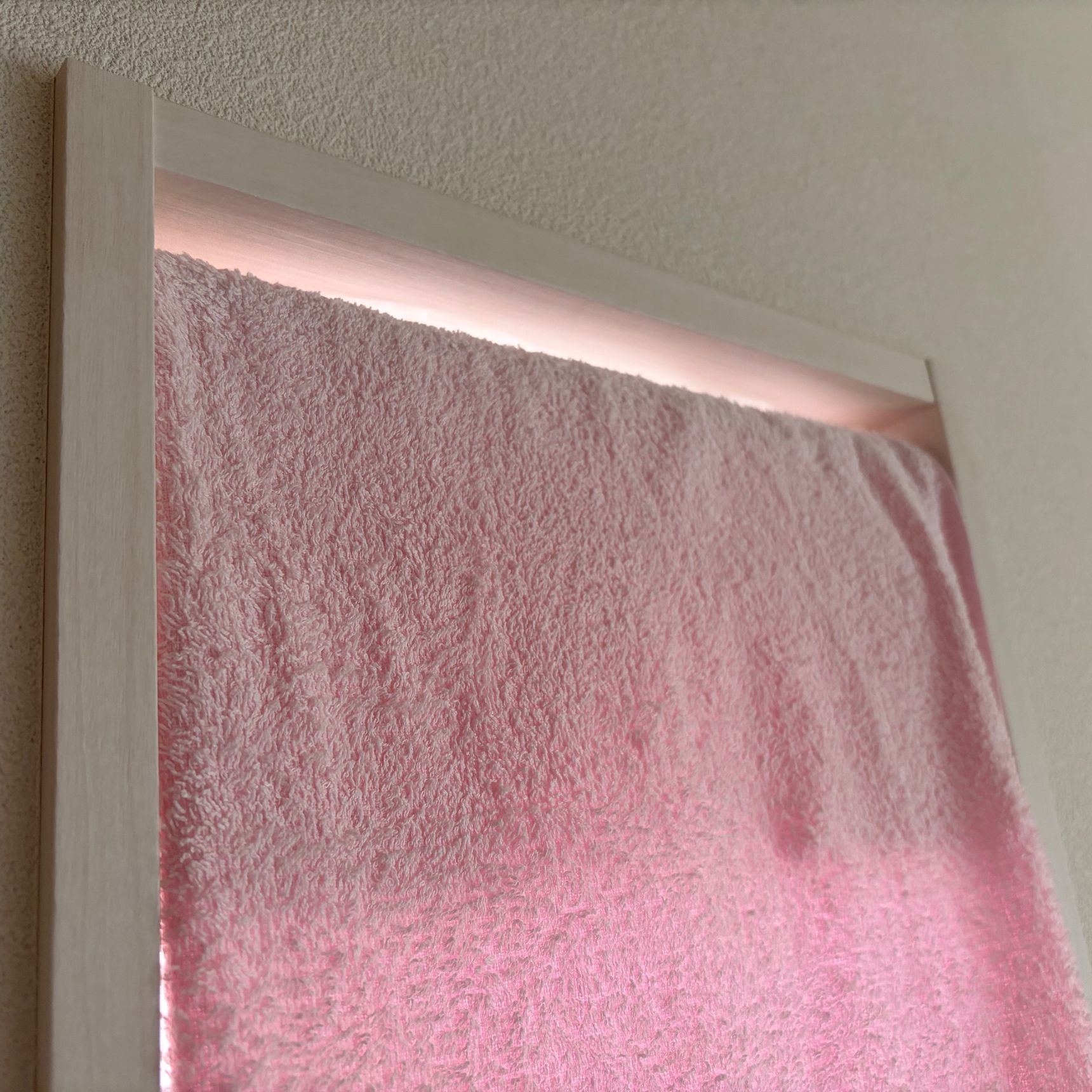 カーテンのない窓にも、突っ張り棒で簡単に目隠しが出来ます