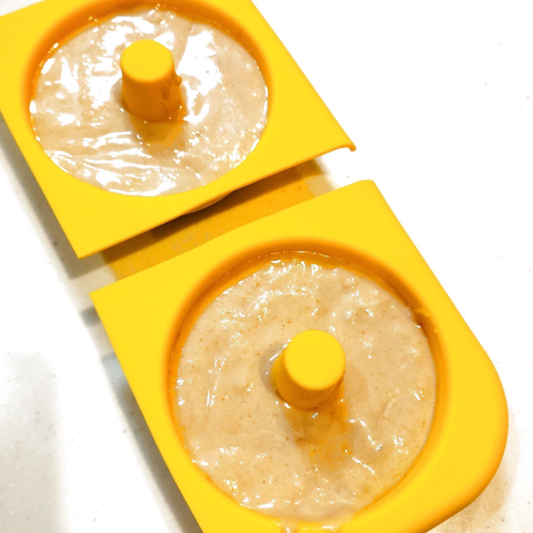 生地を型に入れる