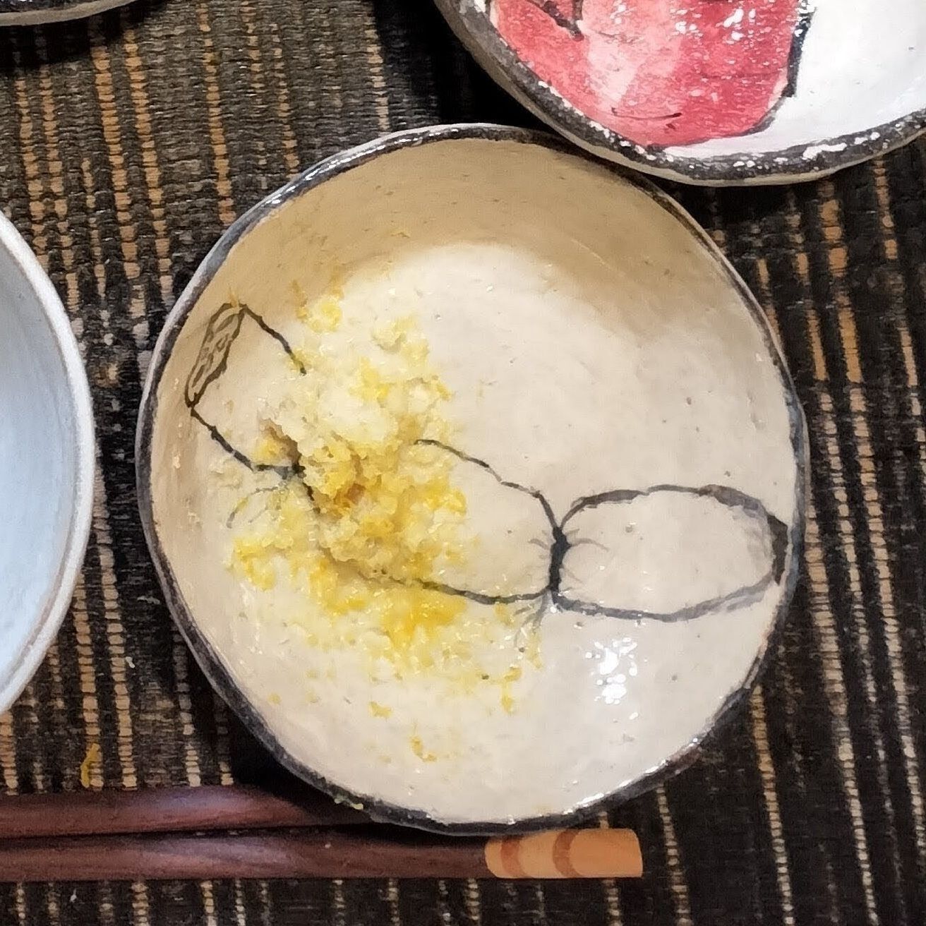 熱々のがんもどきをフライパンのまま食卓へ〜！卓上ヒーターで温めながら、いただきまーす！