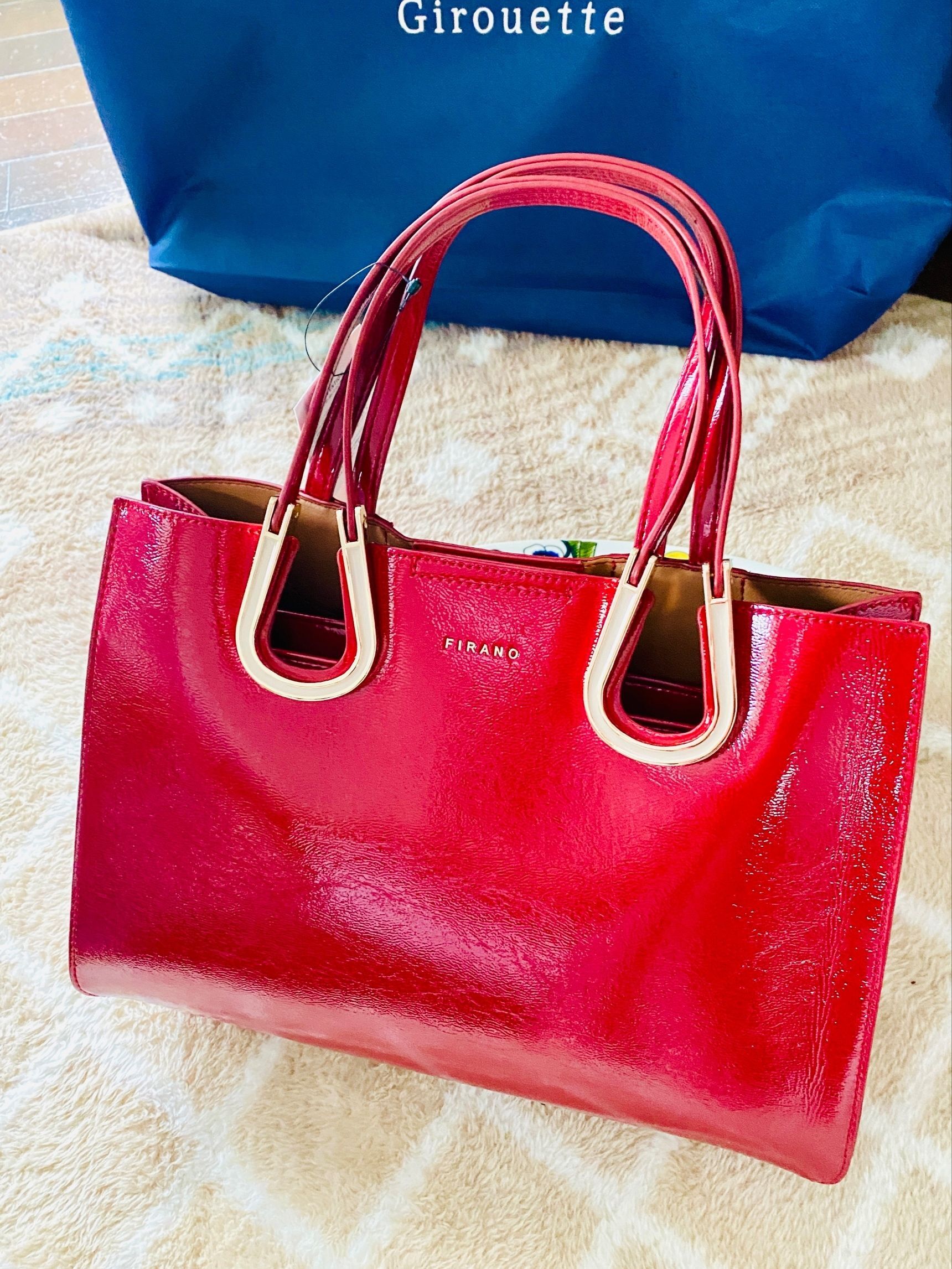 スタイリッシュな大人の赤いバッグ！お値段以上の価値あり