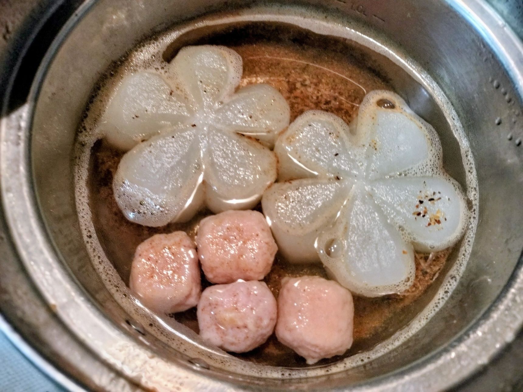 3、鍋に、手順2の花型大根（2個）と材料●を入れ、ひと煮立ちさせる→蓋をして弱火〜中火で15分程煮る→半量の味噌を入れて溶かす→火を止め、30分程放置する