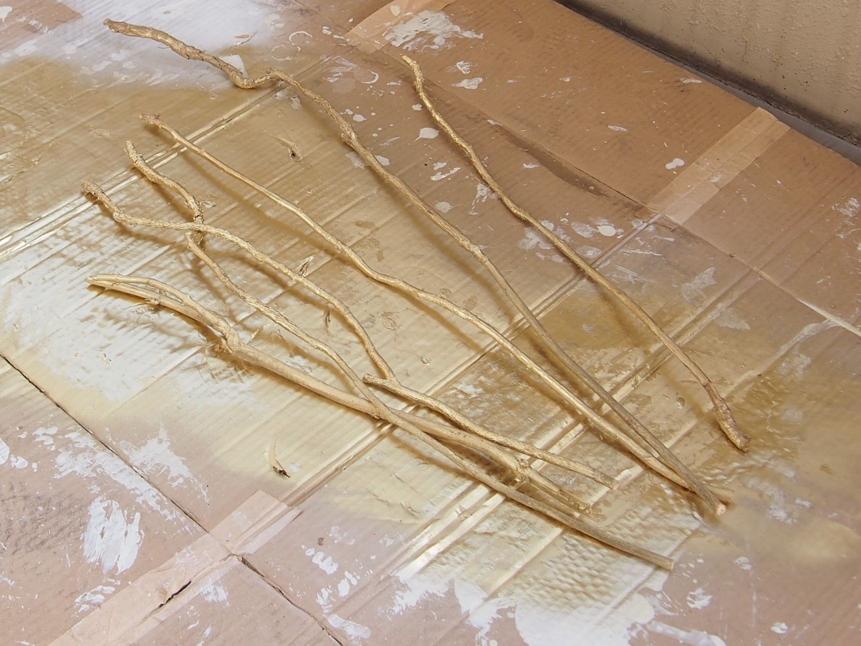 ②用意してあったアジサイの木に金ラッカーを塗ります