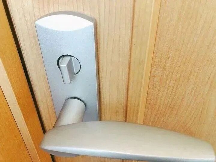 トイレのドアが開かない!!そんな時はこうすれば脱出成功♪知っておくと安心です