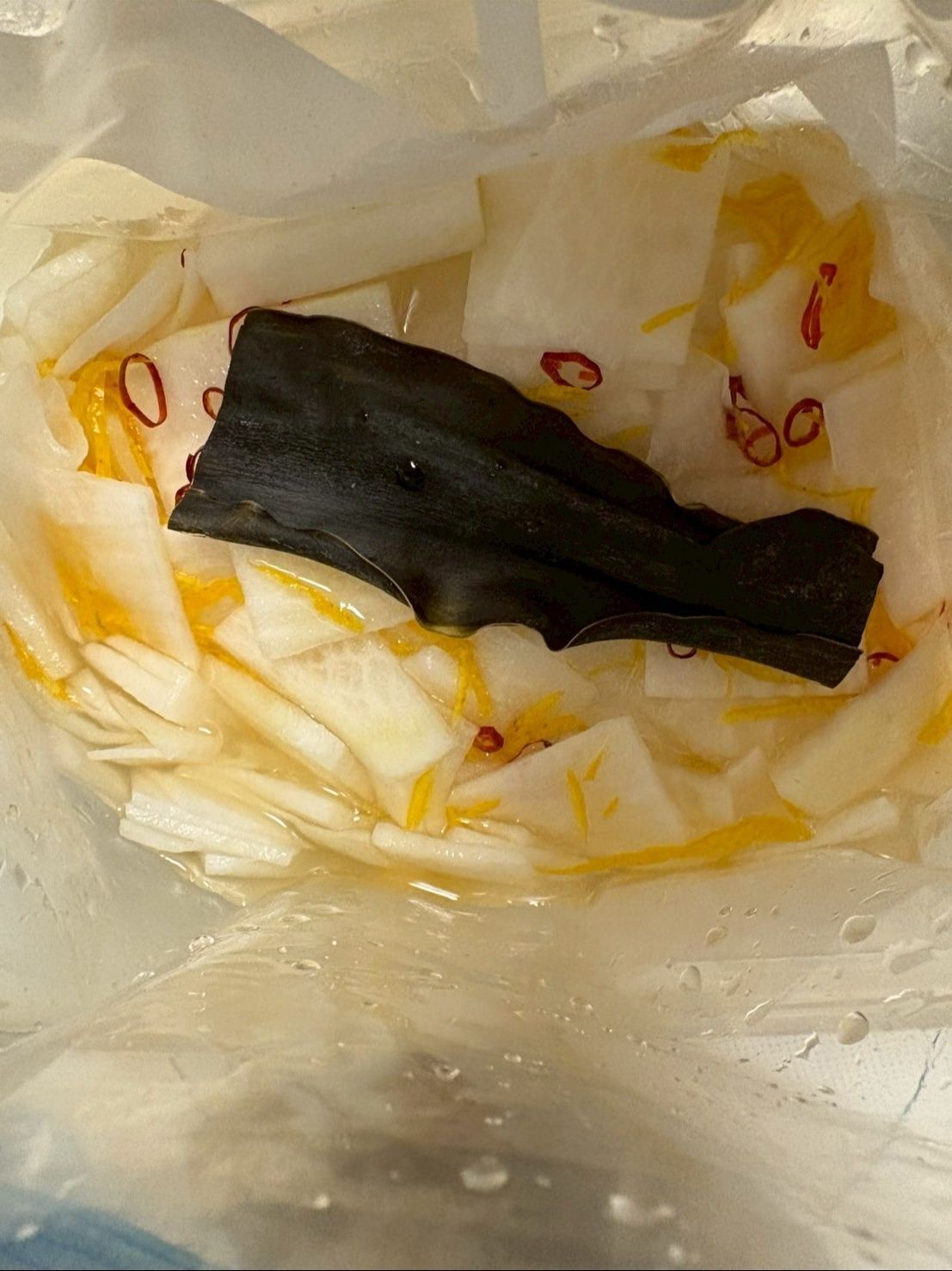 板昆布と輪切りの唐辛子を加えました。