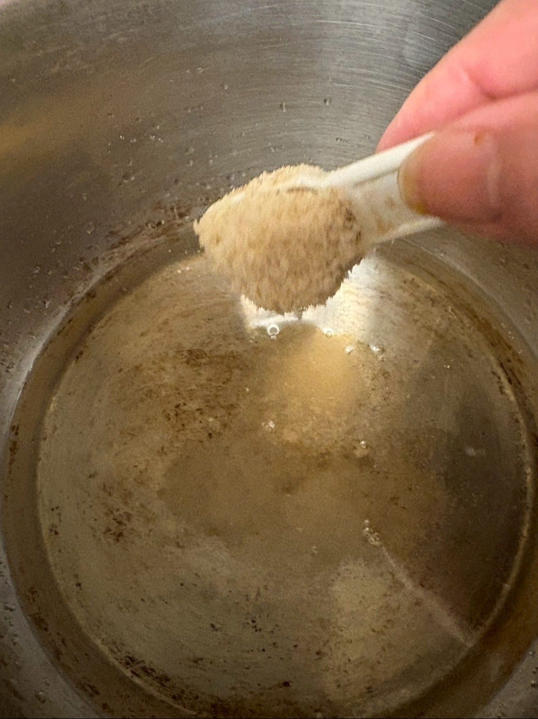 鍋に調味酢をいれ、火にかけながら塩、砂糖を加えて溶かします。