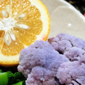 各自、橙をかけると薄紫と赤紫のグラデーションを楽しめます！紫カリフラワーと菜花のサラダ！