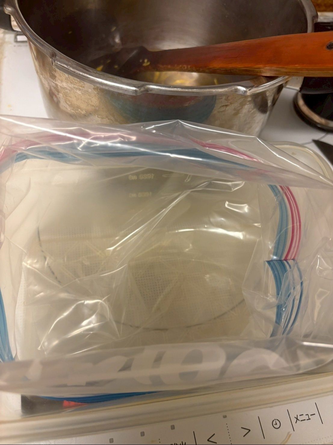 保存容器に保存袋を入れて