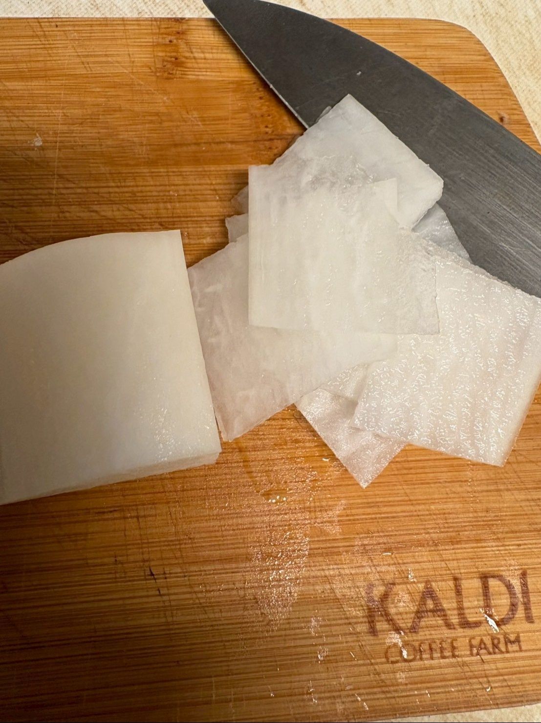 大根は皮を剥き小口に切ります。