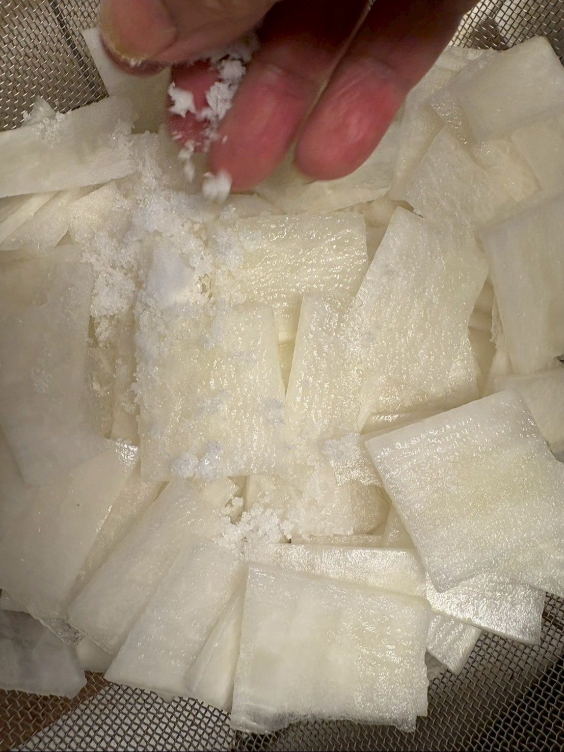 少量の塩で軽く揉んでから水でサッと流します。