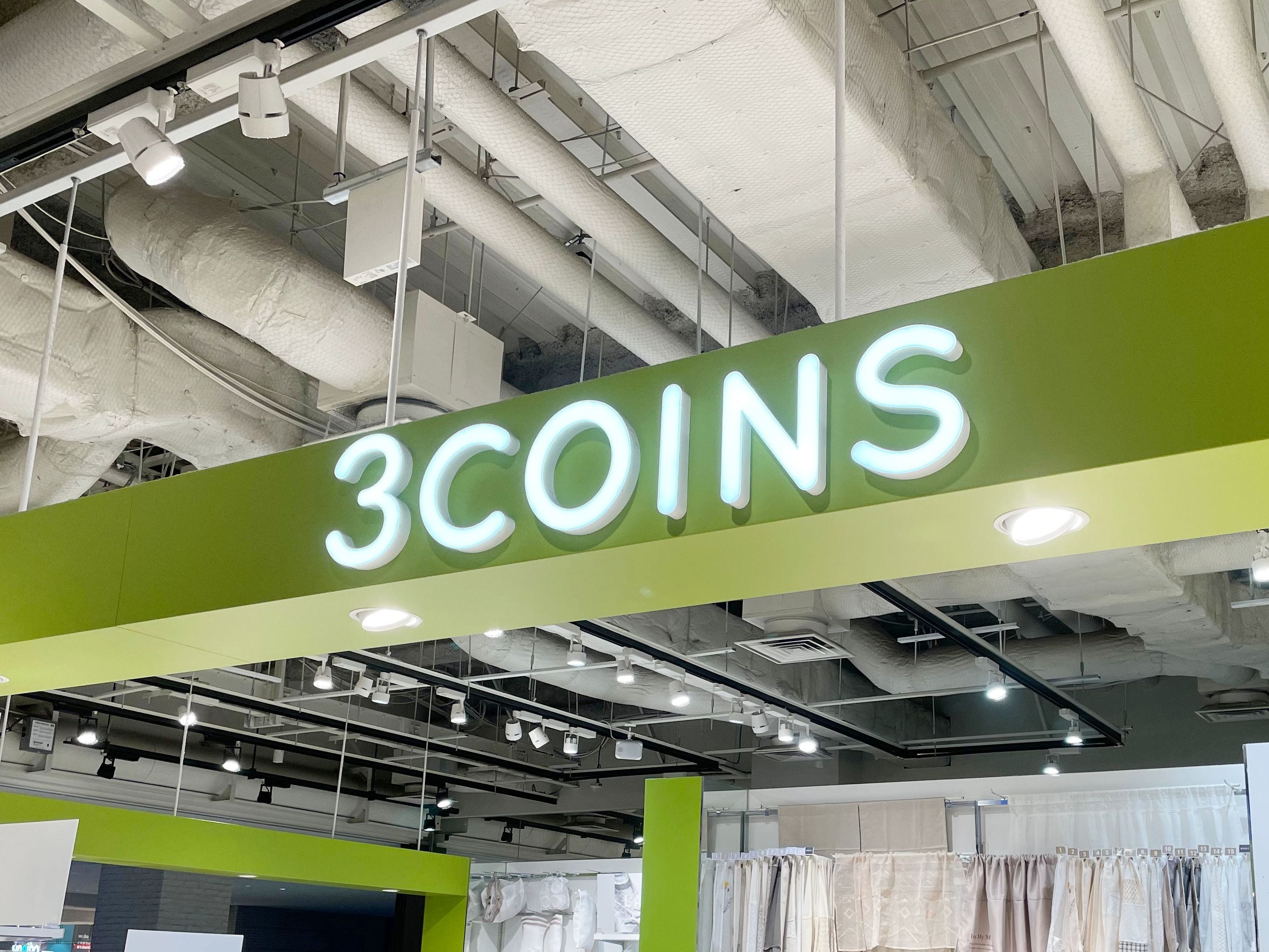 3COINSさん、天才ですか？『コスメ解決ポーチ』がもはや持ち歩けるドレッサー！優秀すぎる♡