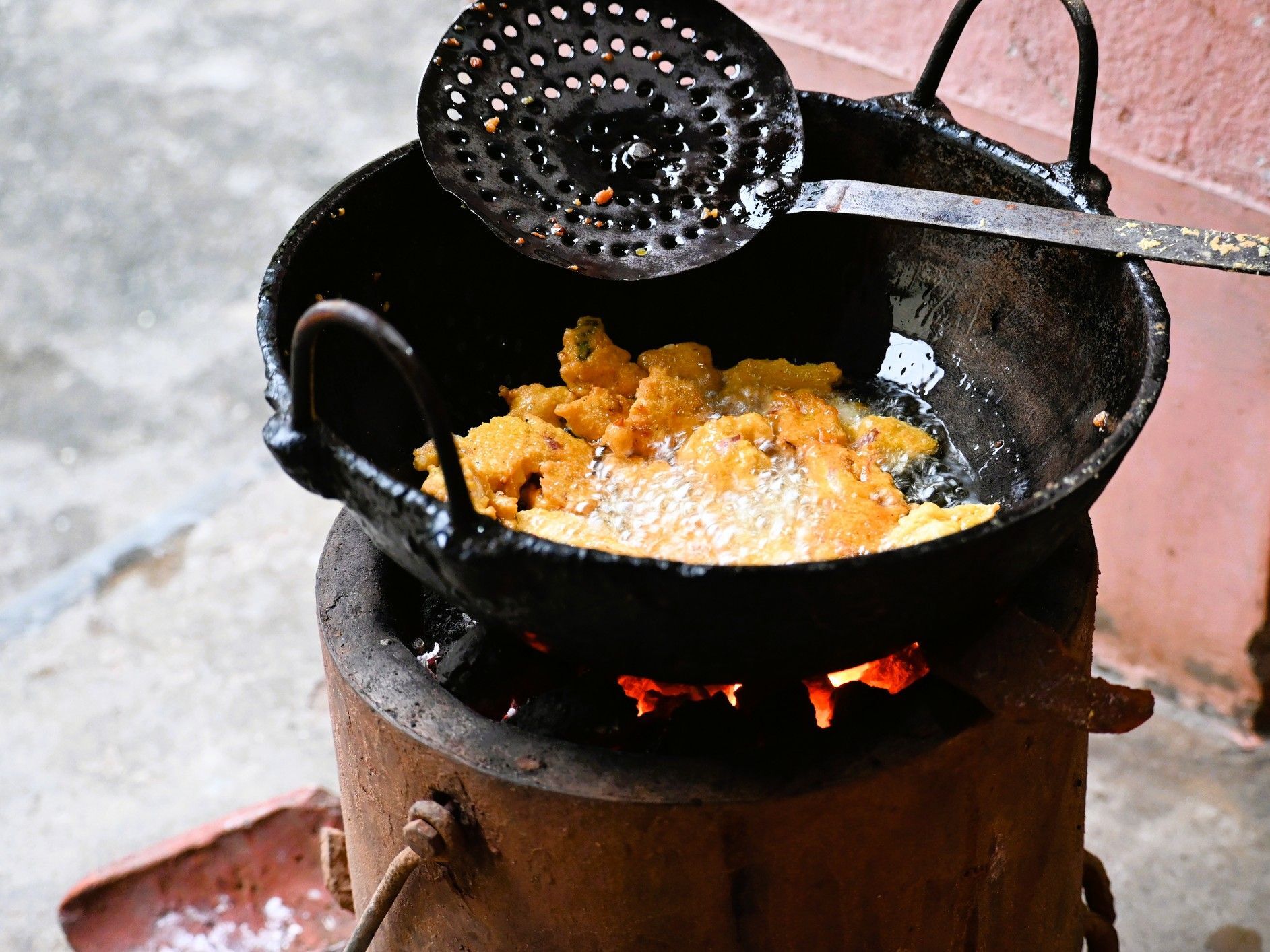 インドの屋台メシを実食！おなかは大丈夫？旅人・低橋さんのストリートフード旅【世界思い出旅ごはん おかわり】