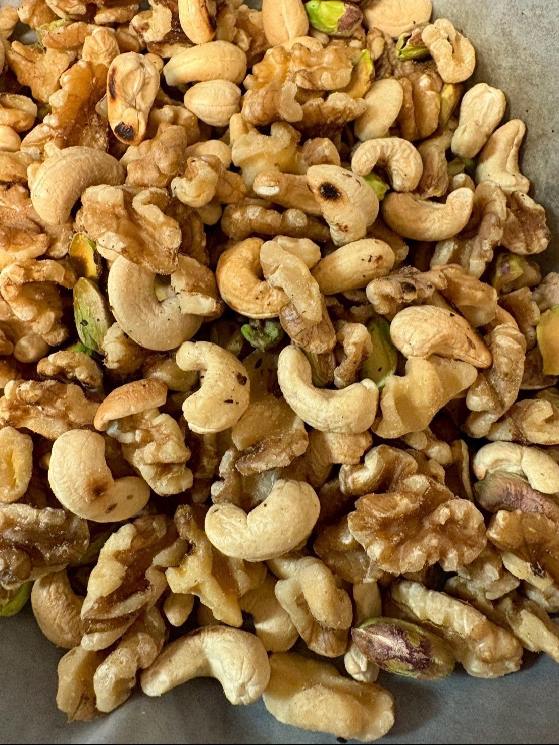 フライパンにクッキングシートを敷いて炒りました。