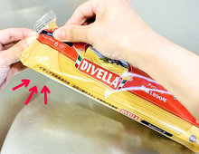 パスタの袋、ここから開けるのやめました。裏ワザを試してみたら、めっちゃ快適だった♡