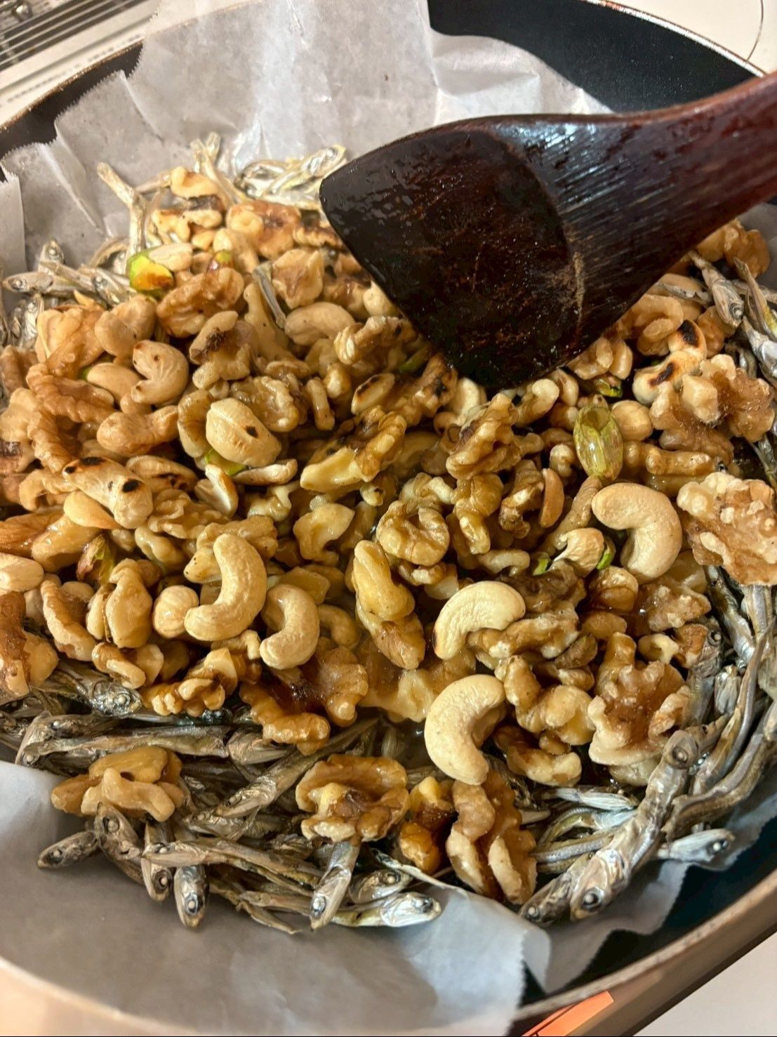 ナッツも入れてまんべんなく混ぜ合わせます。