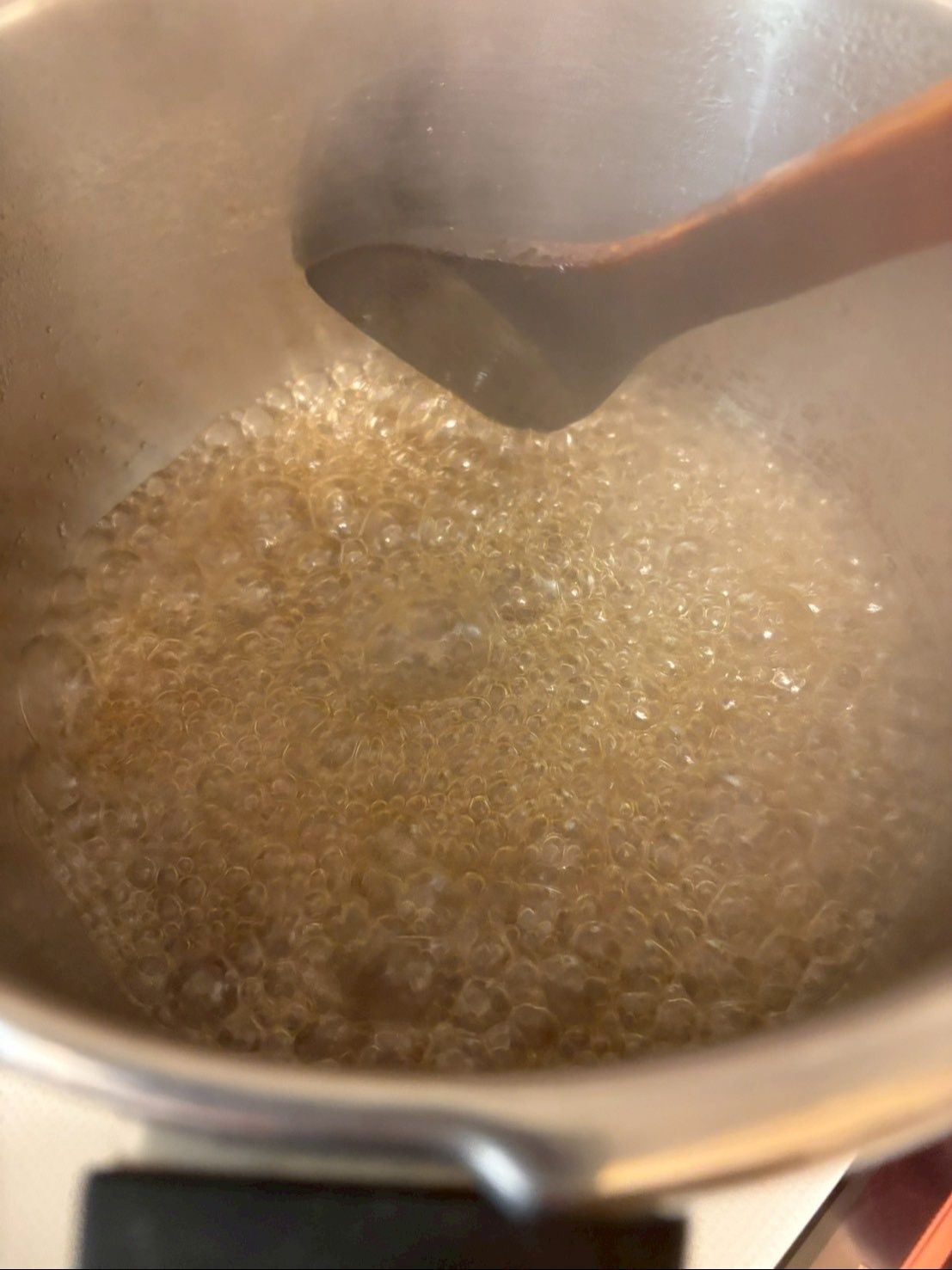 水に砂糖を入れて、煮詰めながら醤油を少量垂らします。