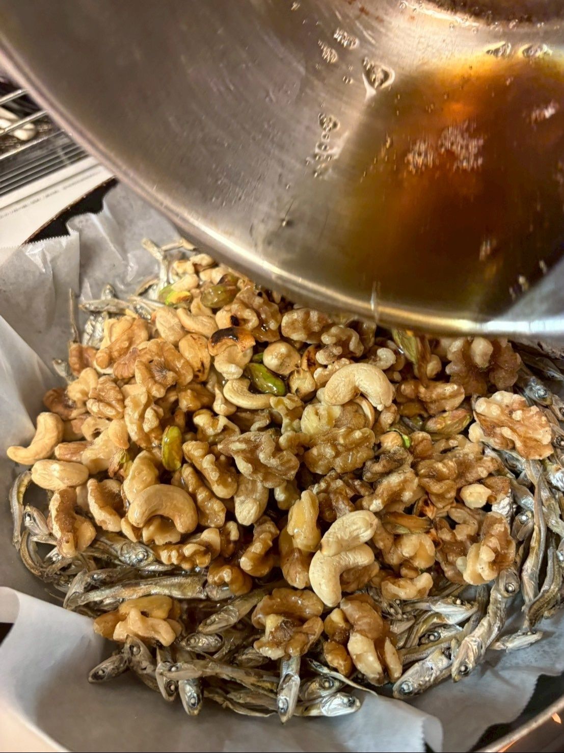 熱々の飴をかけて混ぜ合わせます。