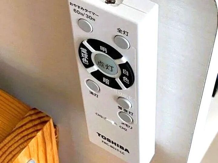 壁に「穴」を開けずにリモコンを固定する方法。こんなに便利なグッズがあったとは…!