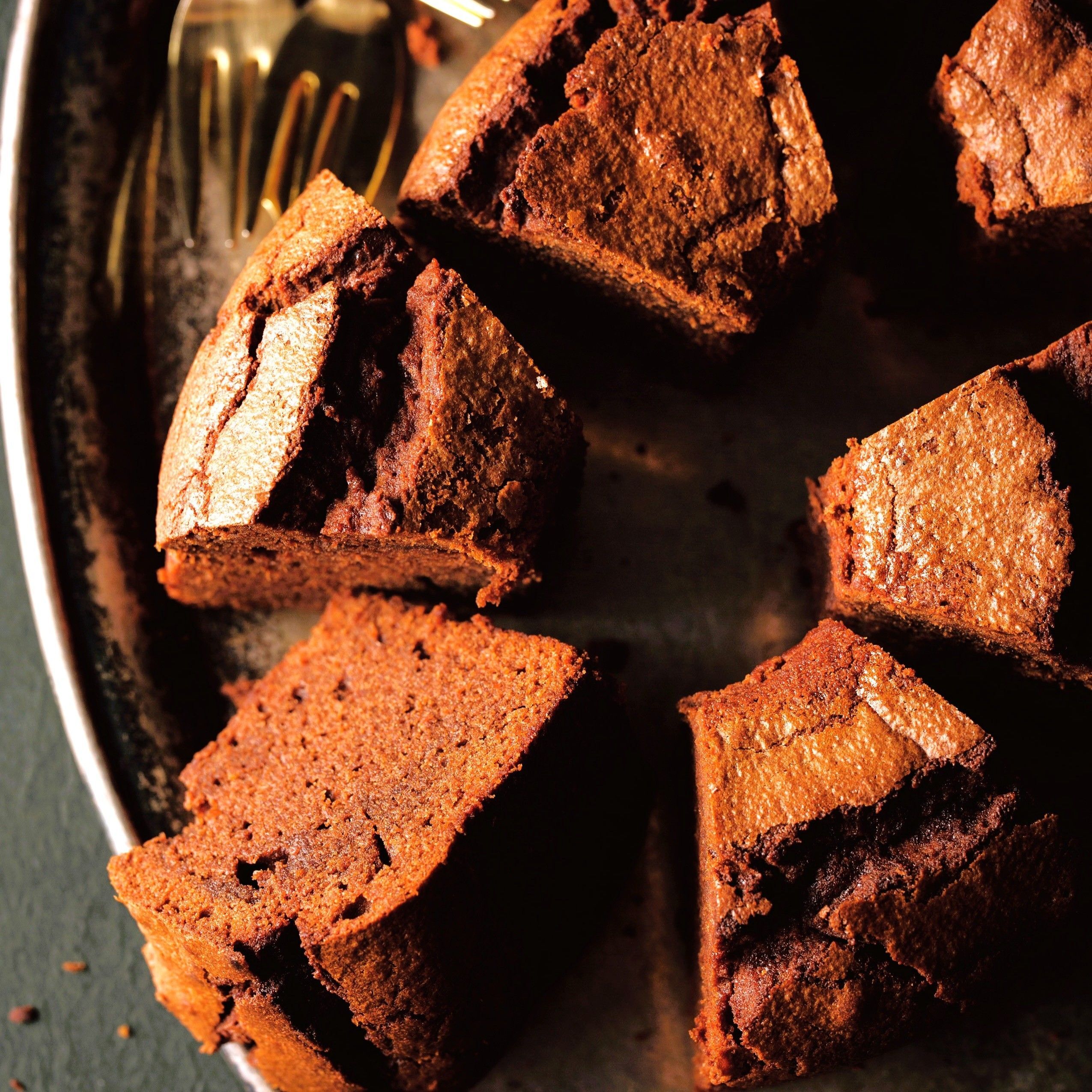 シフォン型で焼くと美味しい！しっとり濃厚な「ガトーショコラ」の作り方。材料5つ！初心者さんでも挑戦しやすいレシピです♪