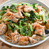 鶏もも肉と小松菜のめんつゆバターパスタ