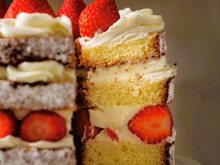 シフォン型で焼くと美味しい！「ストロベリーショートケーキ」の作り方。真ん中から熱が入るので、スポンジ生地が美味しくなるんです♪