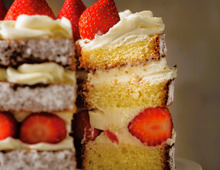 シフォン型で焼くと美味しい！「ストロベリーショートケーキ」の作り方。真ん中から熱が入るので、スポンジ生地が美味しくなるんです♪