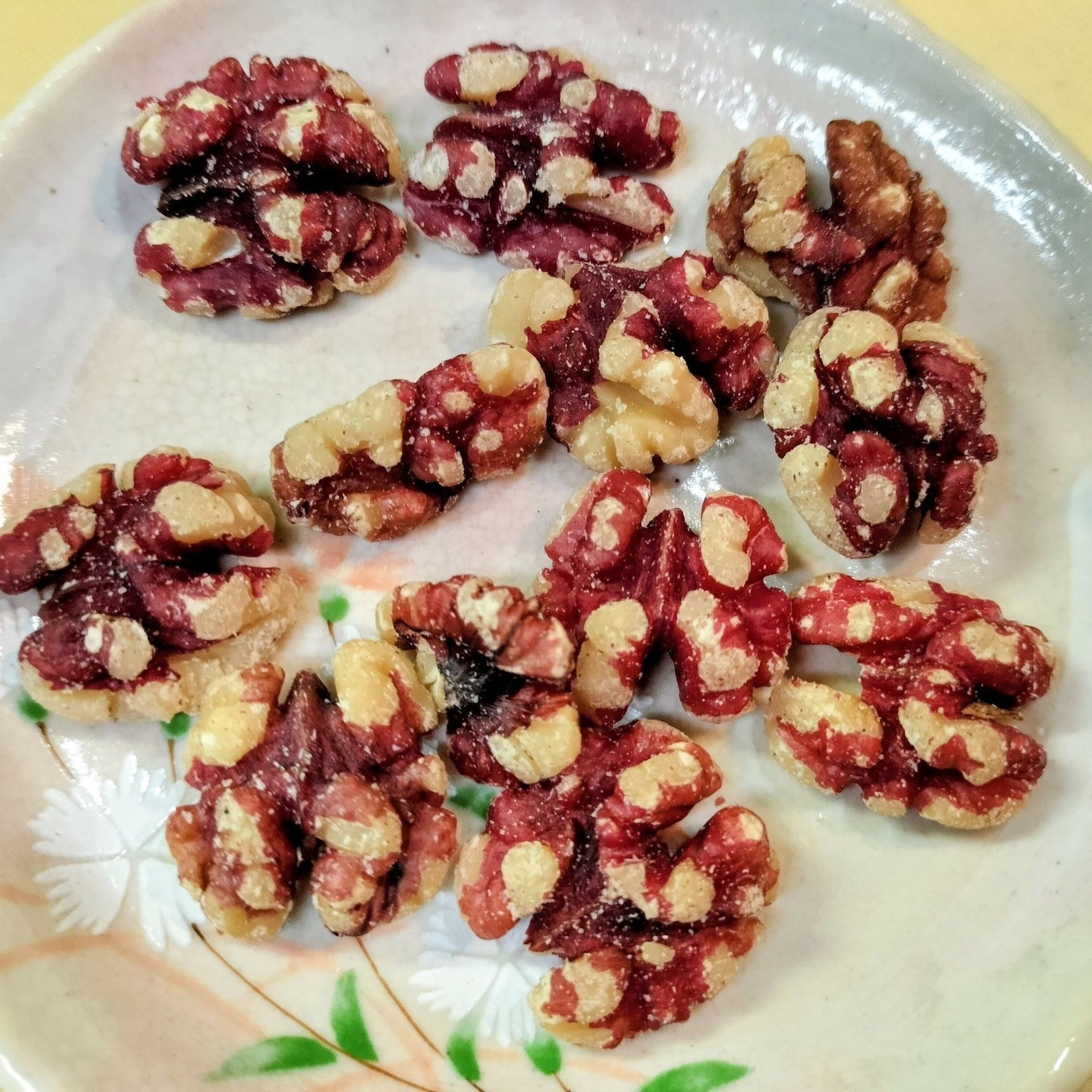 3.手順2のタレに、手順1の炒ったイワシの稚魚・赤くるみを絡ませる