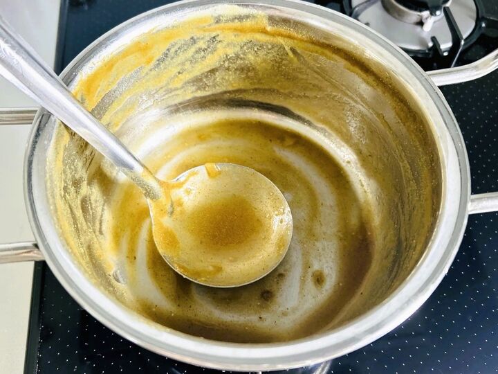 油でギトギトのカレー鍋。スポンジで洗うのちょっと待って!こうすれば汚さずキレイに洗えます♪