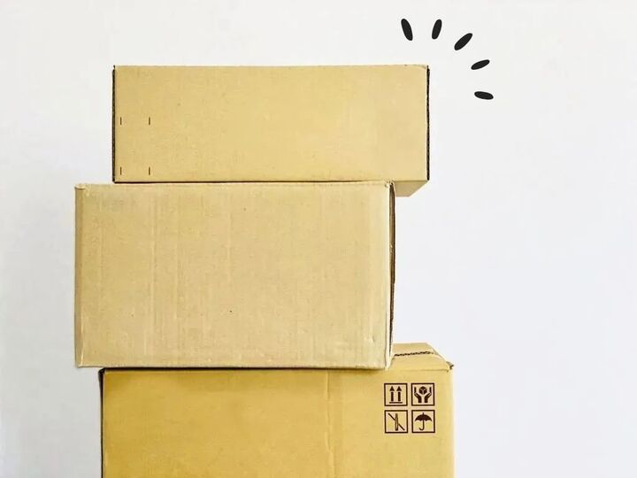 カッターもはさみも不要!「段ボール」を"一発"で開ける裏ワザ。スーパーやコンビニ店員さんなら常識!?
