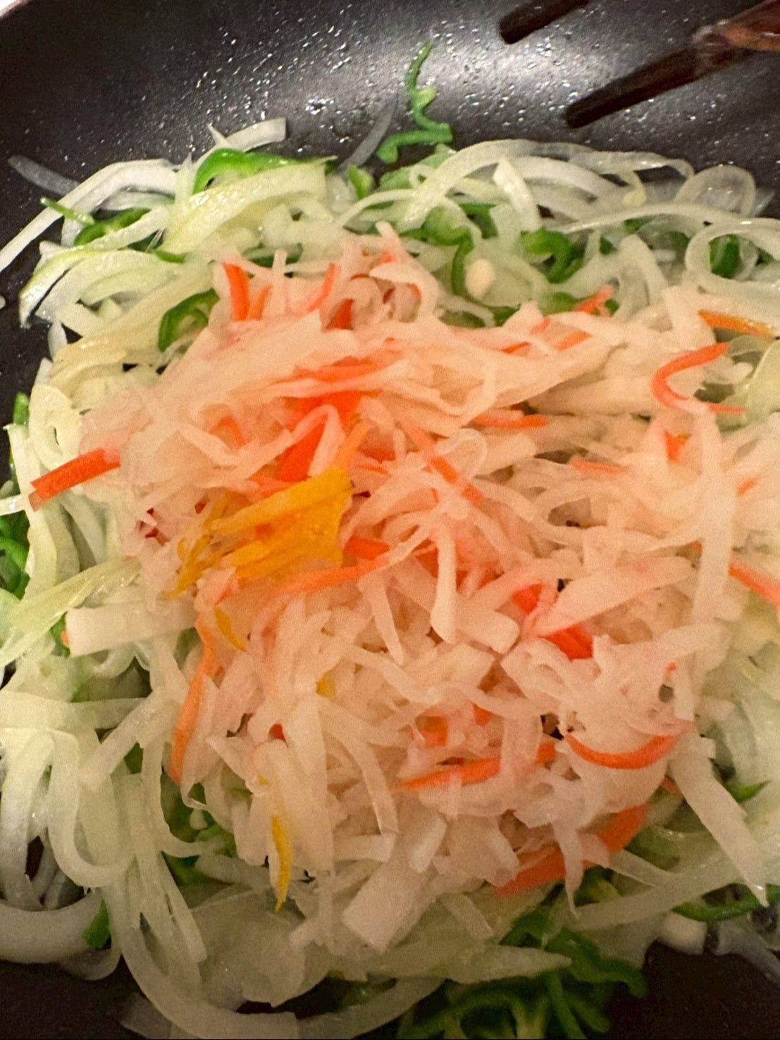 そこへ＜なます＞の残りを甘酢ごと全部加えて混ぜ合わせます。