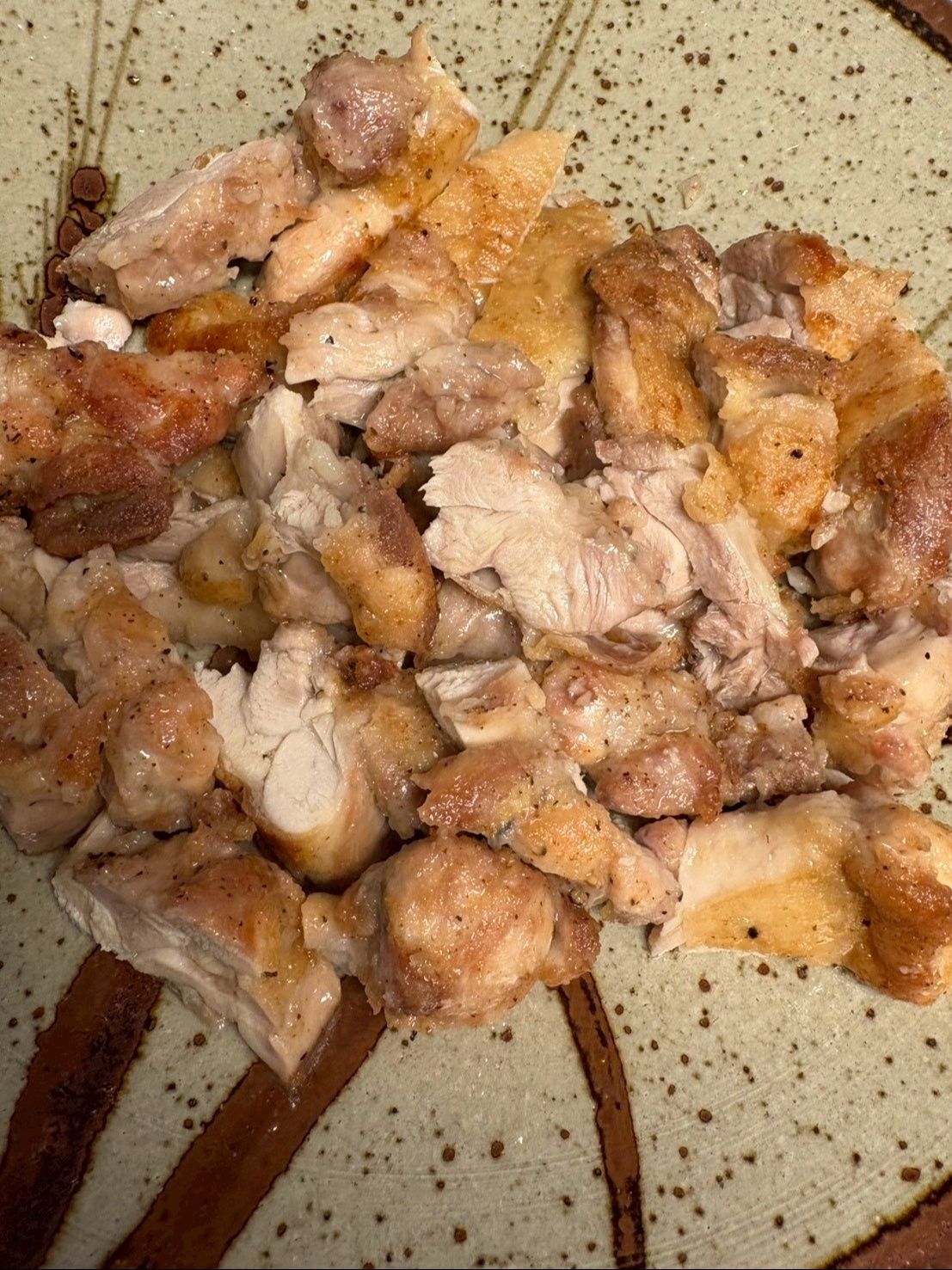 揚がった唐揚げを小口に切って盛り付けます。