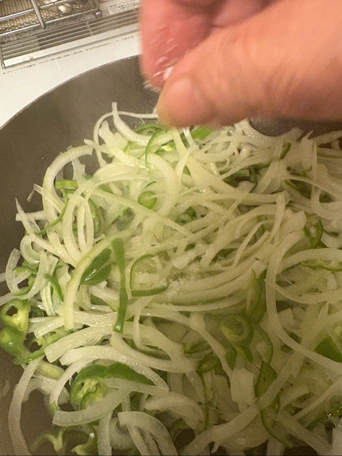 少量の油で玉ねぎとピーマンを炒めます。