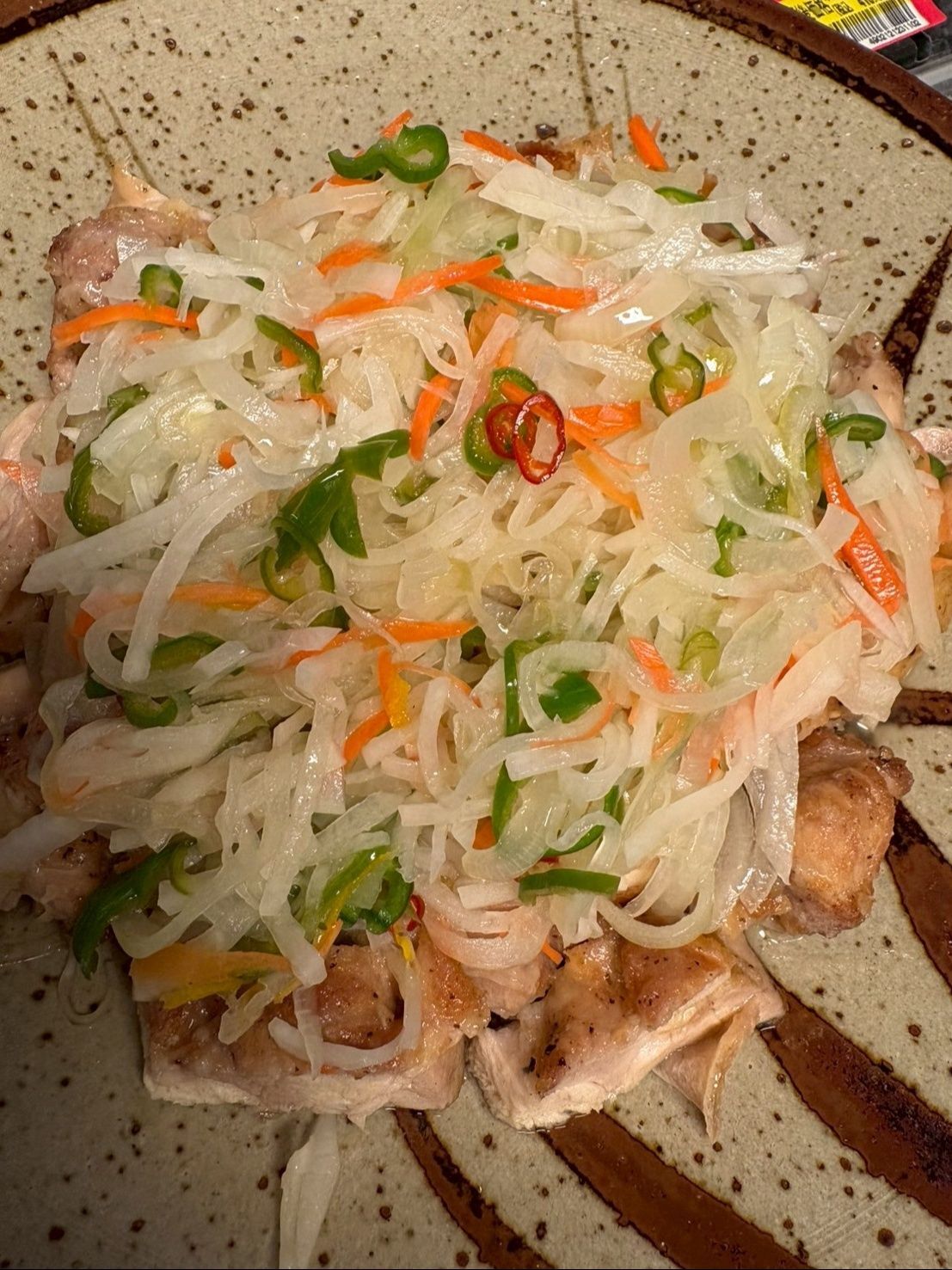 唐揚げの上にたっぷり乗せて、野菜と一緒にお召し上がりください。