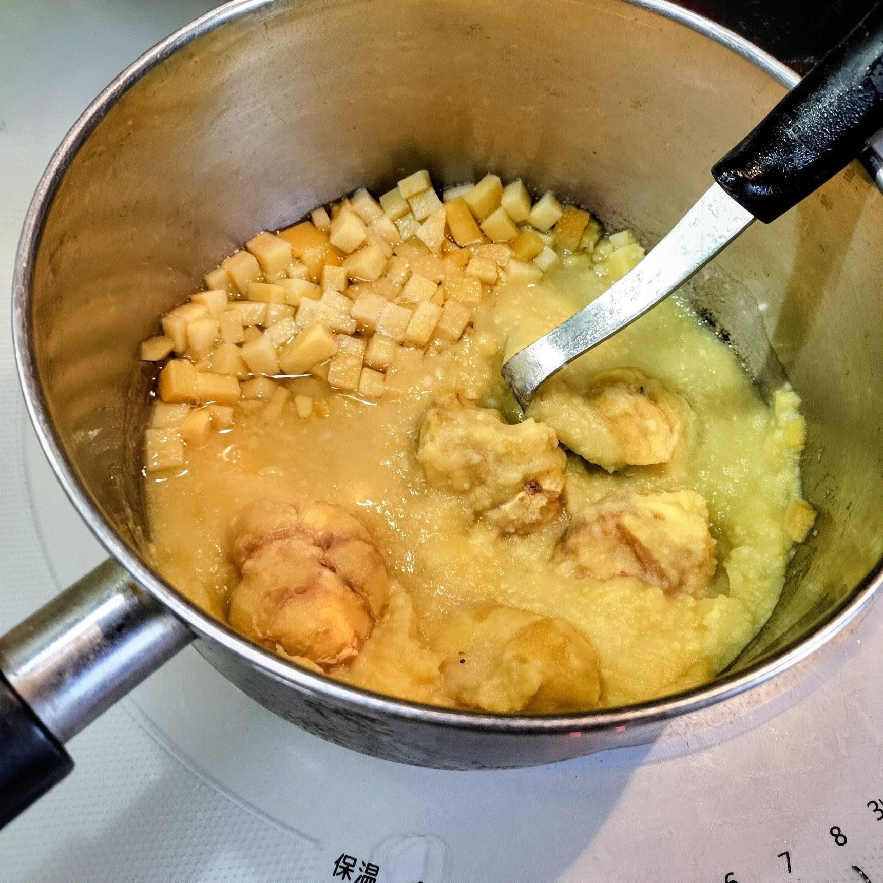 2.さつまいもの半量程を潰す→白砂糖と利平栗を加えて中火で煮詰める→冷ます