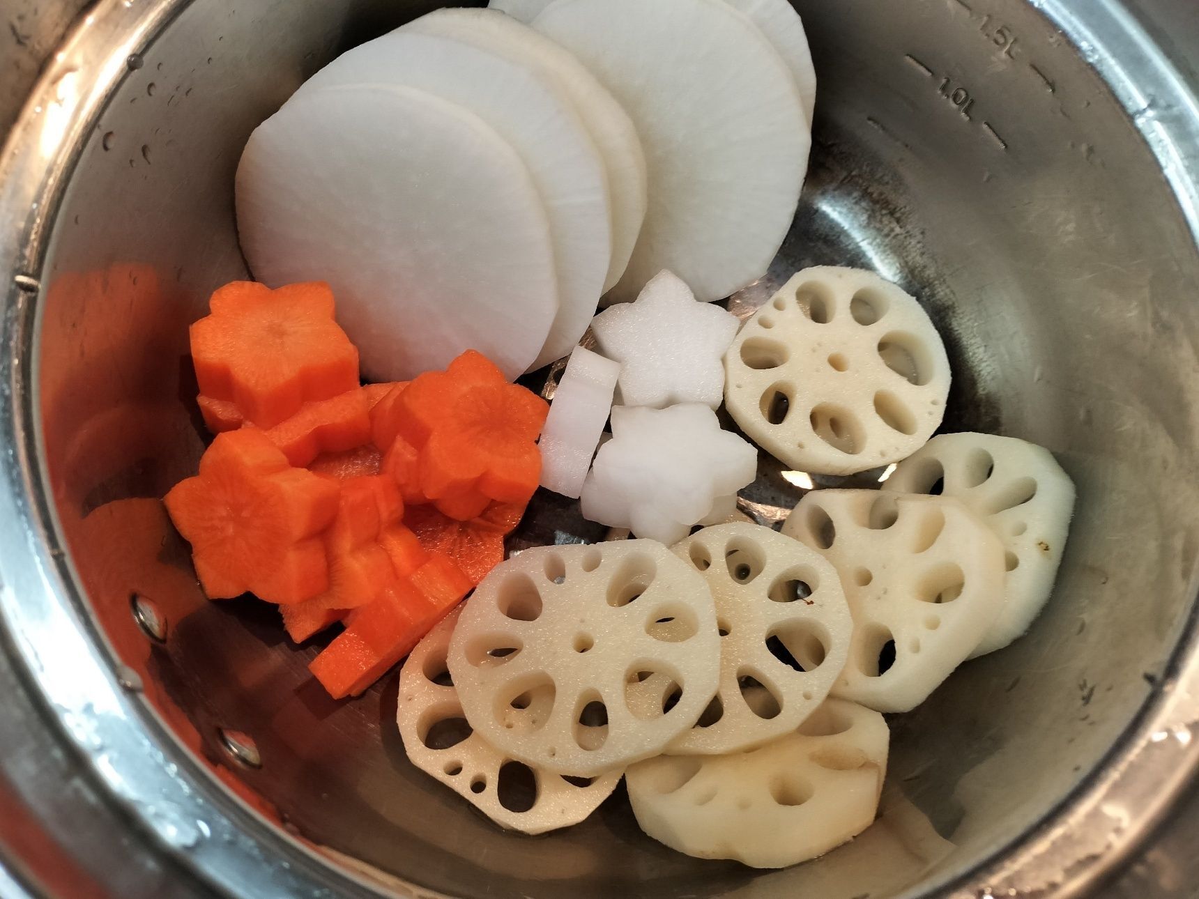 1.鍋に、材料●と水を入れる→ひと煮立ちさせる→蓋をして、弱火〜中火でコトコト煮る（アクを取り、煮立たせずに、具材が柔らかくなるまで煮る）