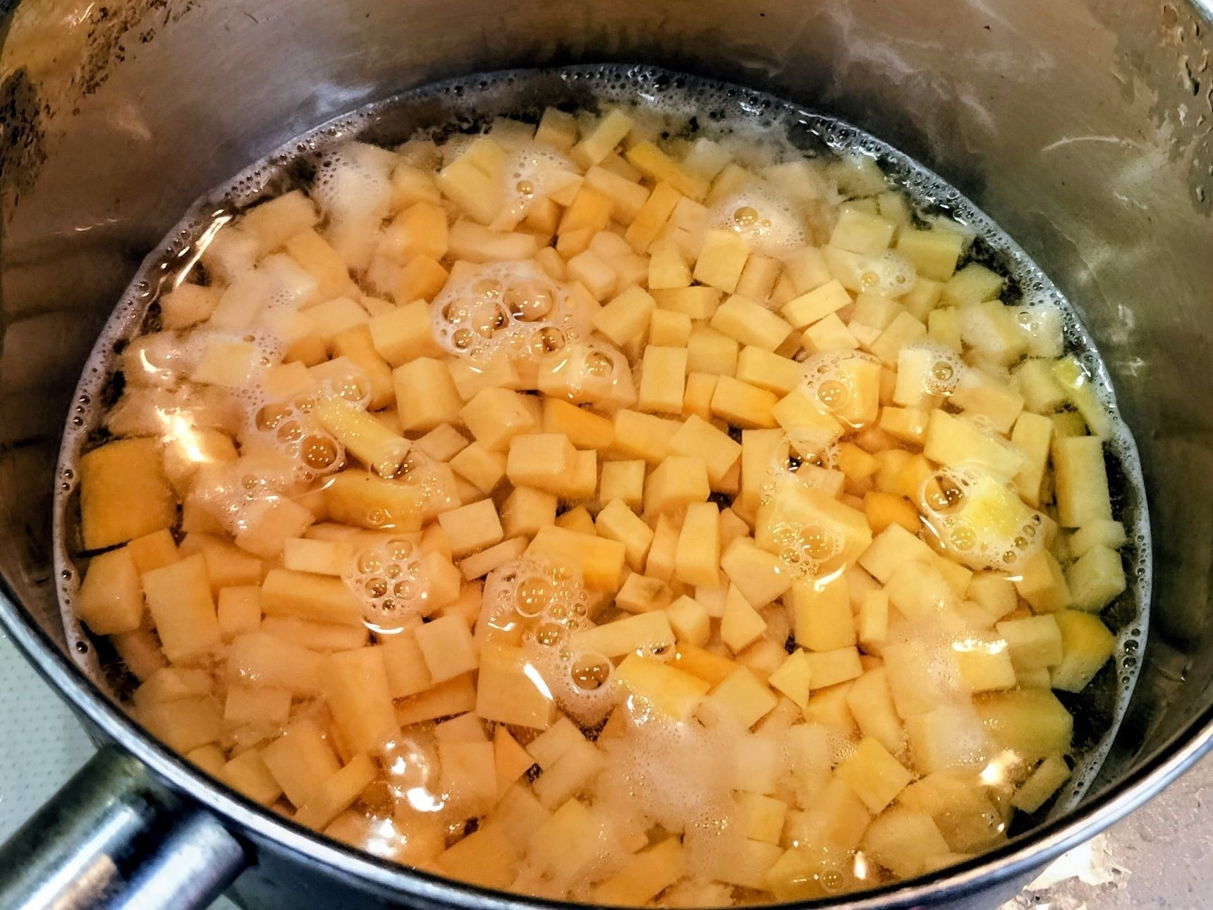 1.さつまいもを5mm程の角切りにする→お鍋に入れる→さつまいもがしっかりかぶる程度の水を入れて、ひと煮立ちさせる→アクをとり、中火で柔らかくなるまで煮る