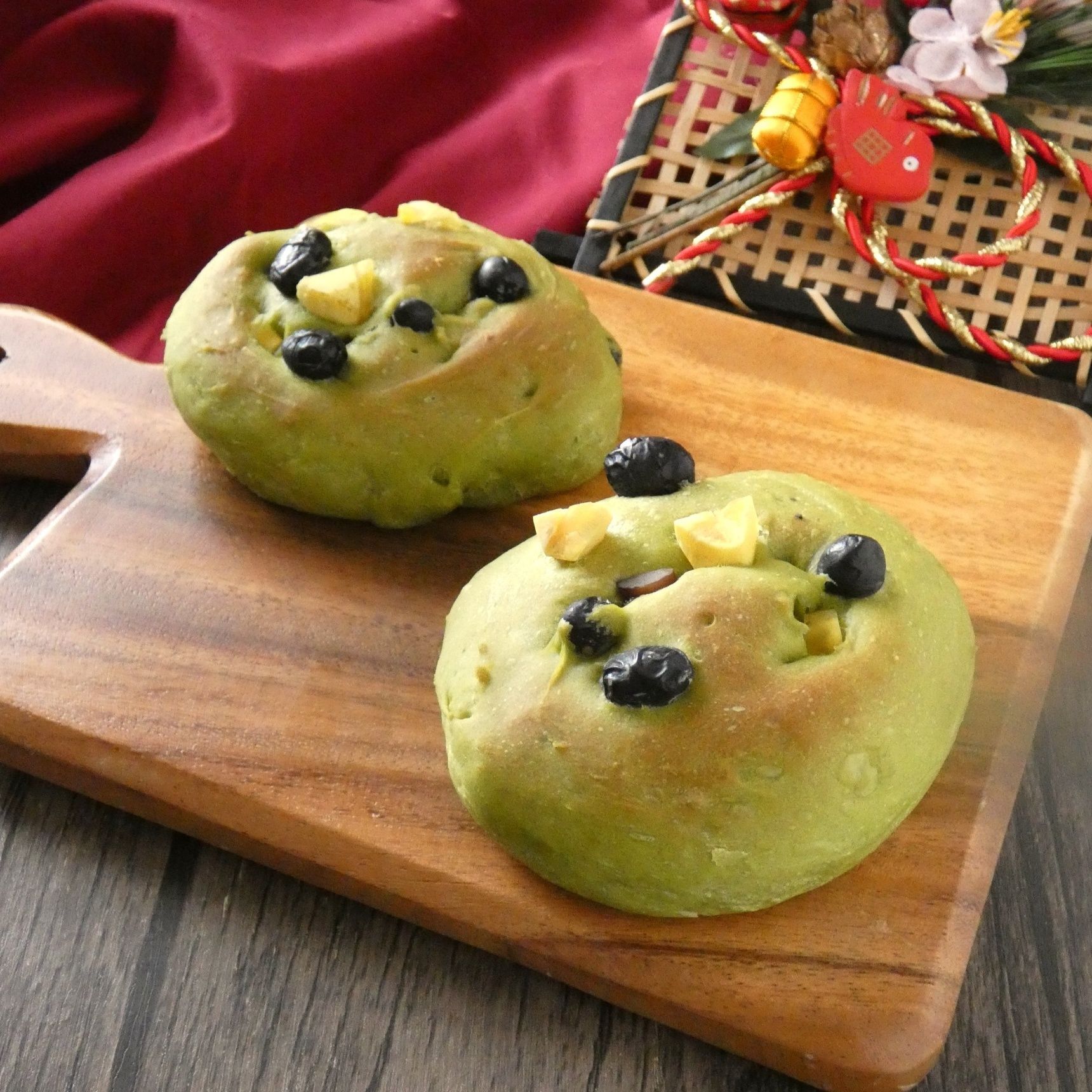 一次発酵までホームベーカリーにおまかせ！「黒豆と栗の抹茶パン」