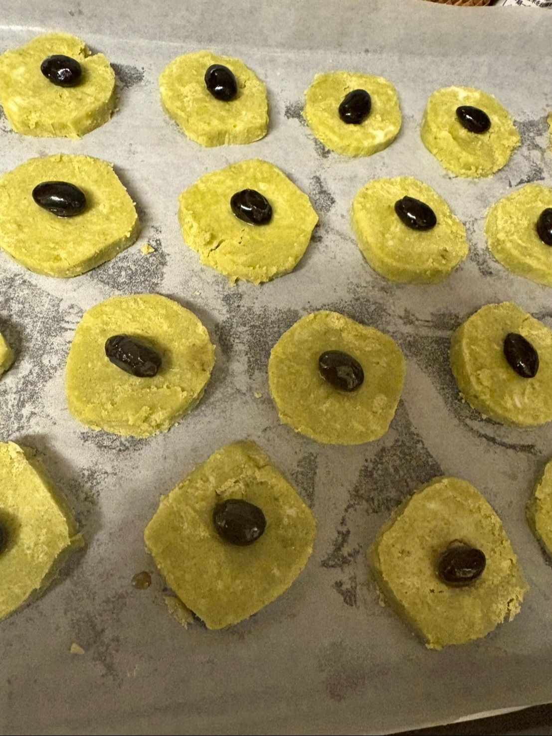 保存袋から出し切り分けたクッキーの真ん中を指でへこませて黒豆をのせました